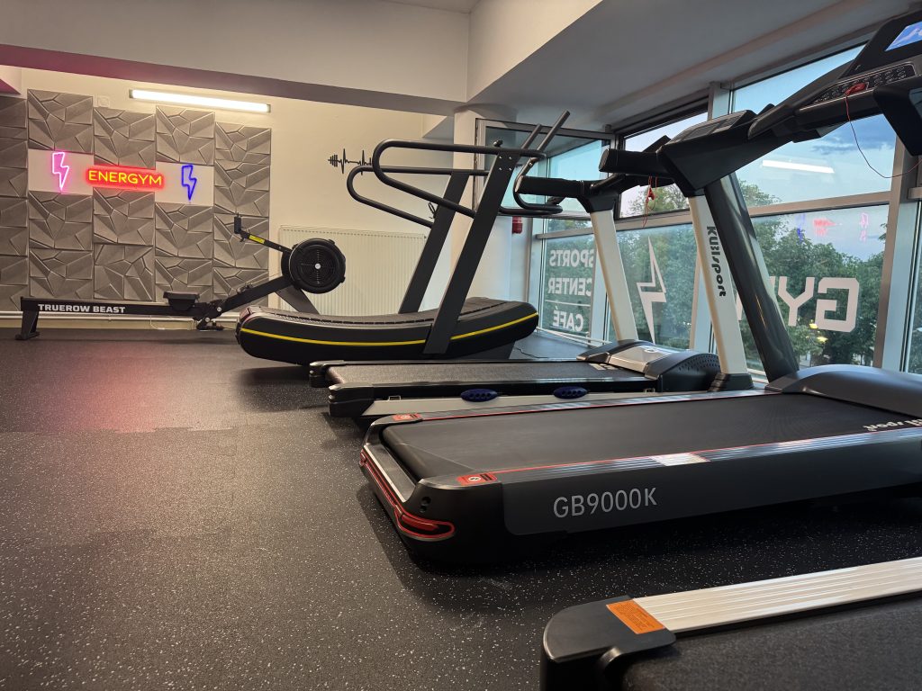 Kardio zóna ENERGYM s bežiacimi pásmi a výhľadom na centrum mesta Spišská Nová Ves