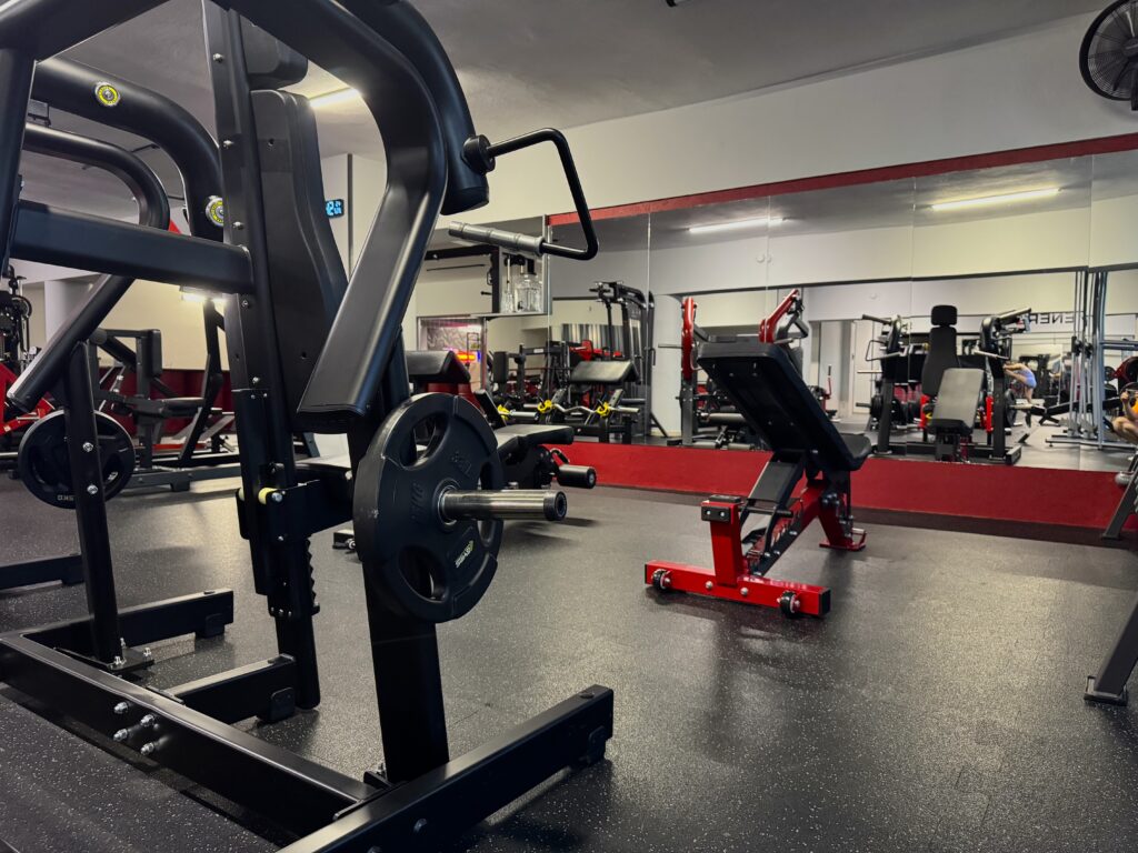Posilňovňa ENERGYM s cvičebnými strojmi, ktoré inde v meste nenájdete